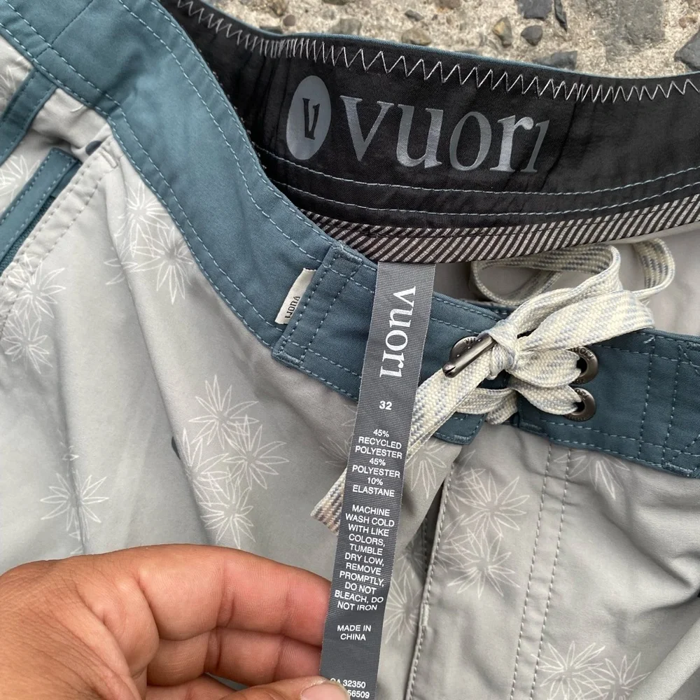 Vuori Cruise Board Short White Sage Desert Bloom Size 32 Swim Beach
